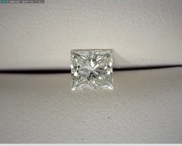 0.71ct PRINCESS F VVS2 Natural diamond