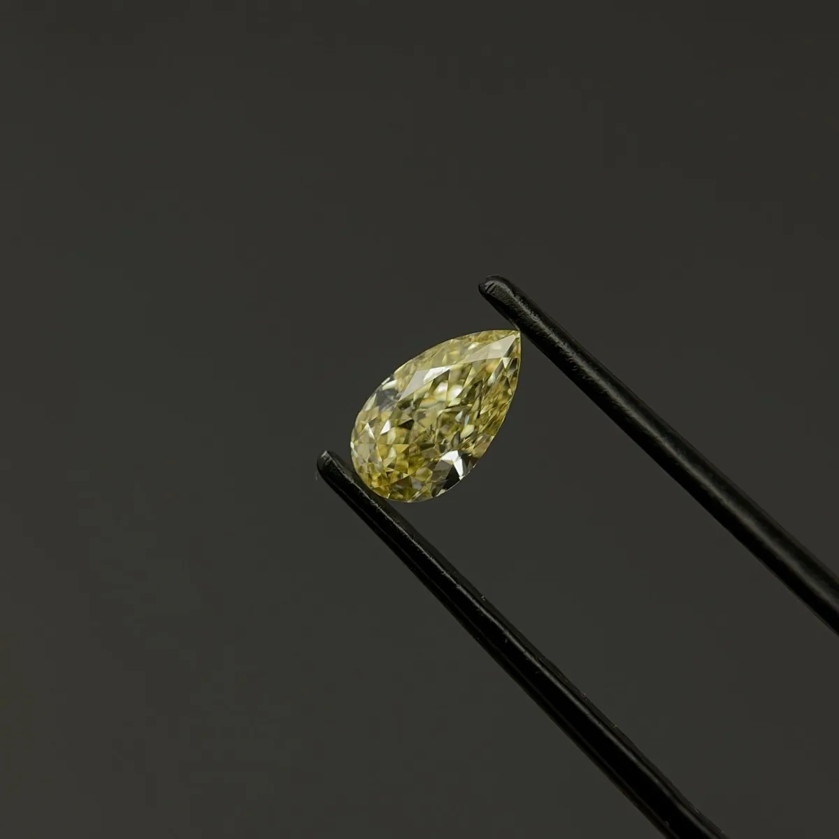 0.86ct PEAR Fancy Yellow VS1 Coloured Lab diamond