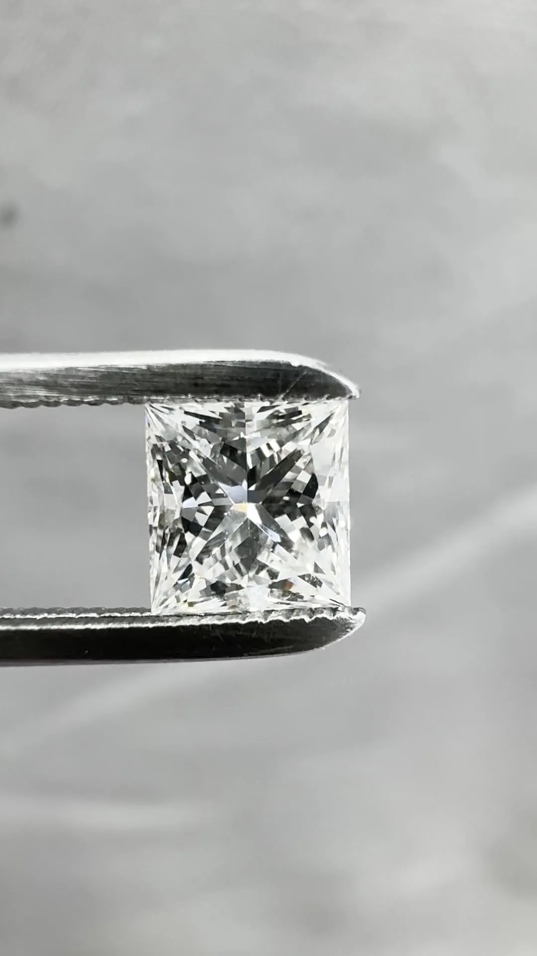 0.68ct PRINCESS G VVS2 Natural diamond
