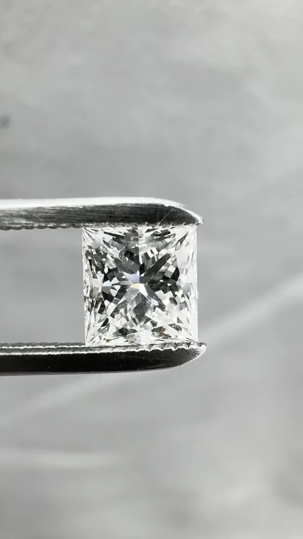 0.68ct PRINCESS G VVS2 Natural diamond