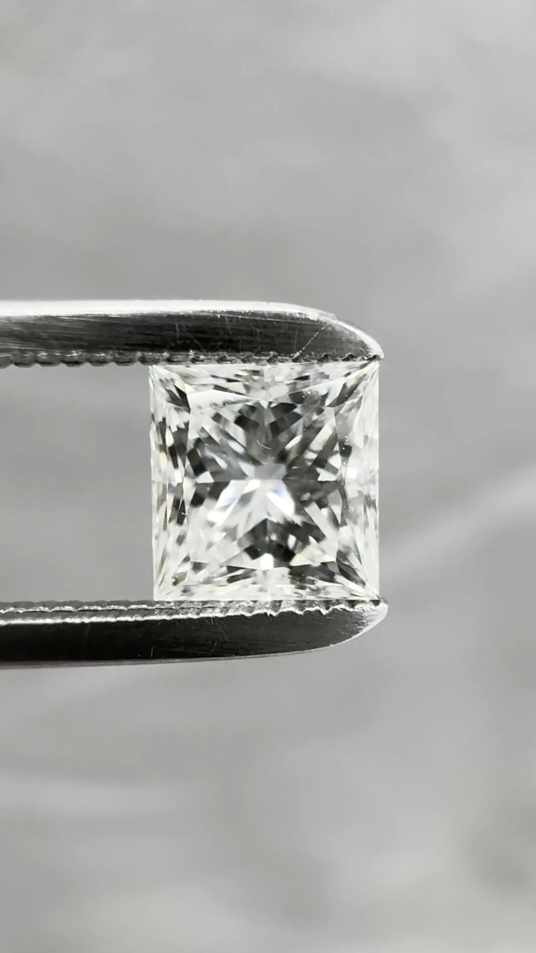 0.64ct PRINCESS G VVS1 Natural diamond