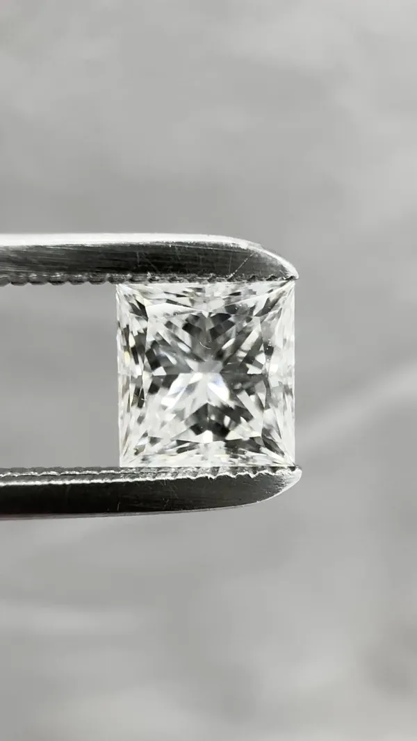 0.64ct PRINCESS G VVS1 Natural diamond