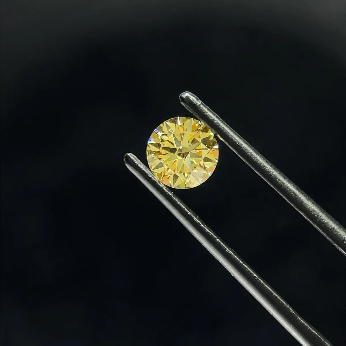 0.70ct ROUND Fancy Intense Yellow VS2 Coloured Lab diamond