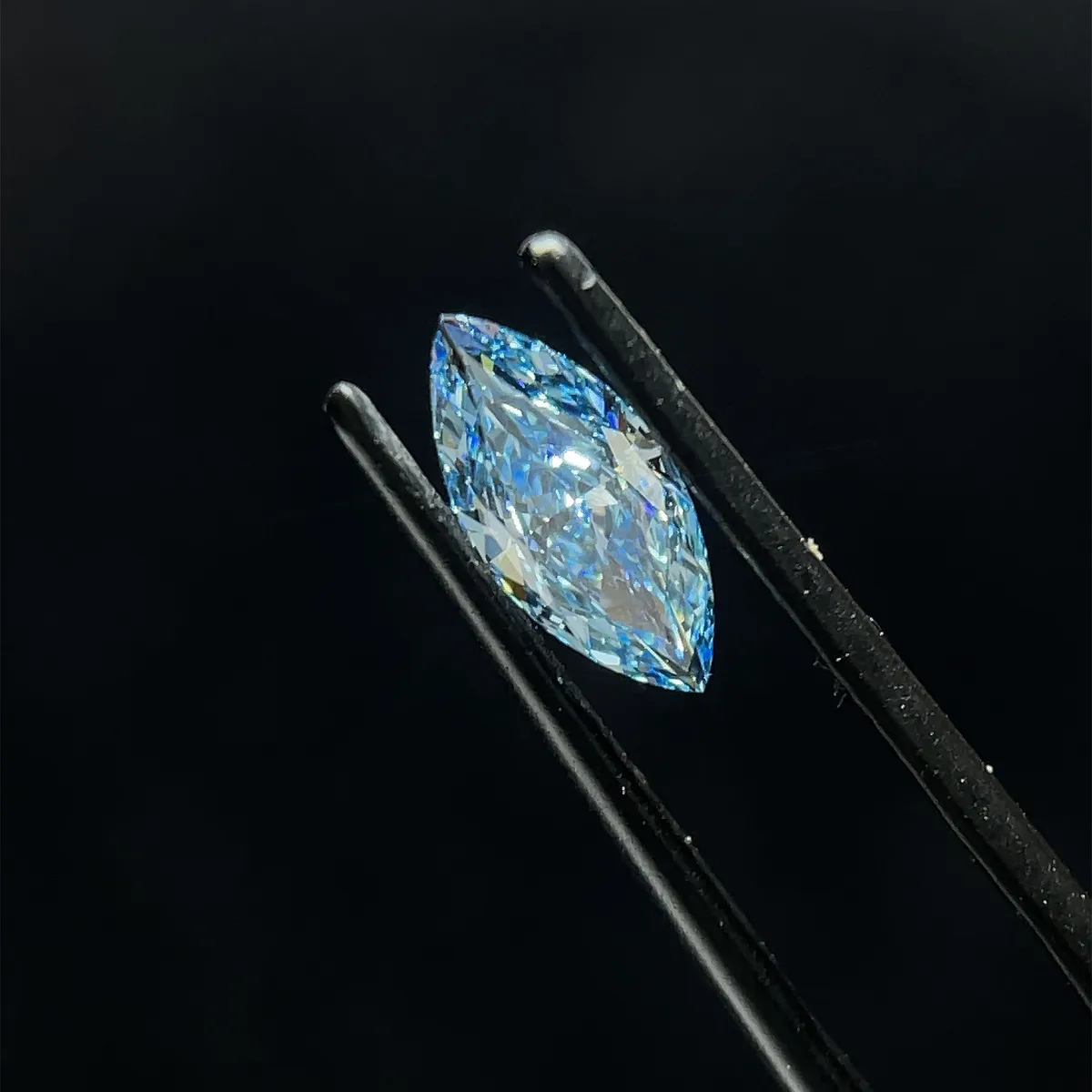 0.95ct MARQUISE Fancy Vivid Blue VVS2 Coloured Lab diamond