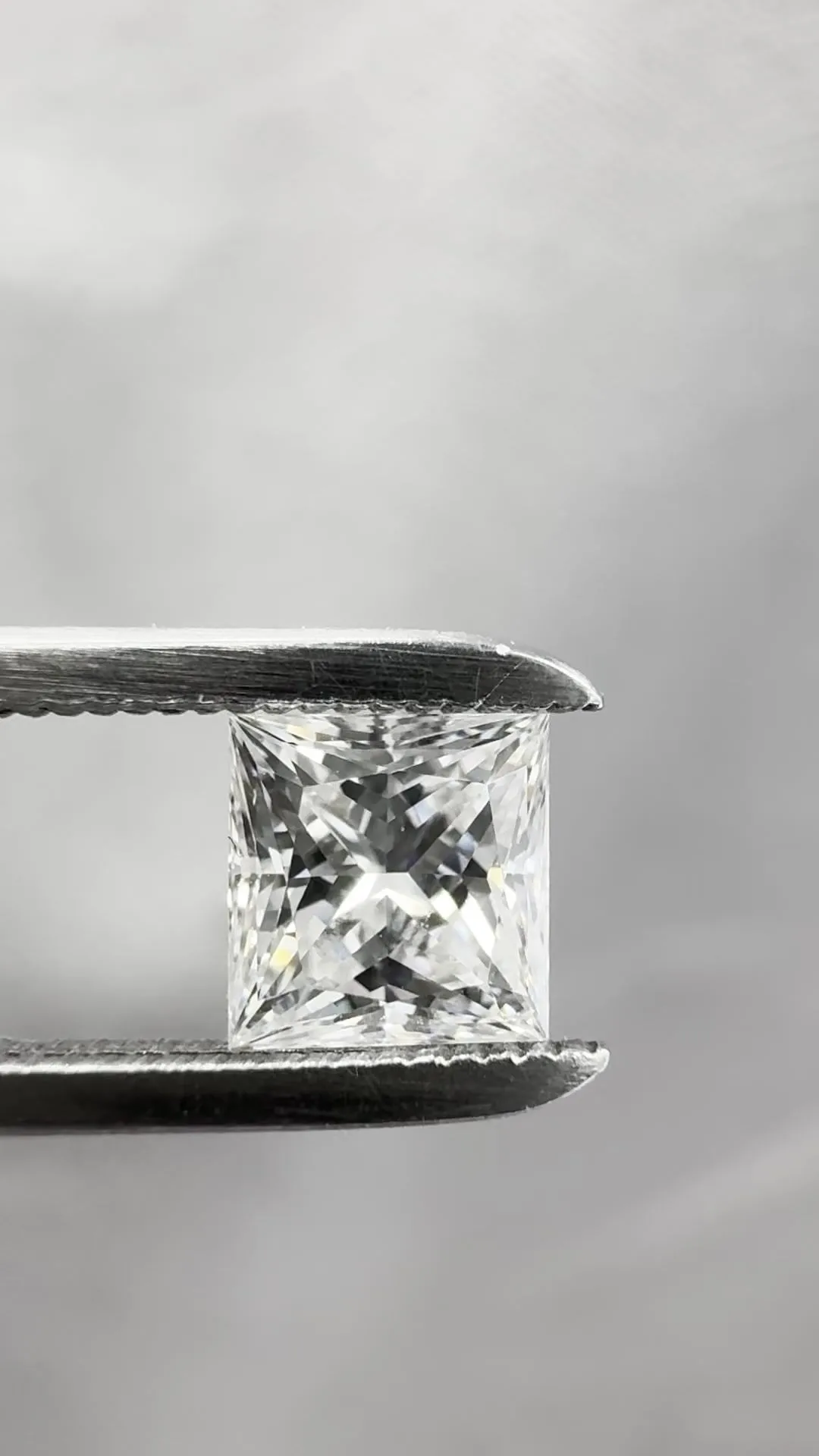 0.59ct PRINCESS G VVS1 Natural diamond