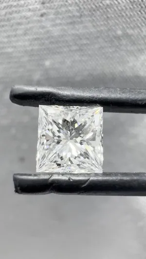 1ct PRINCESS E VVS1 Natural diamond