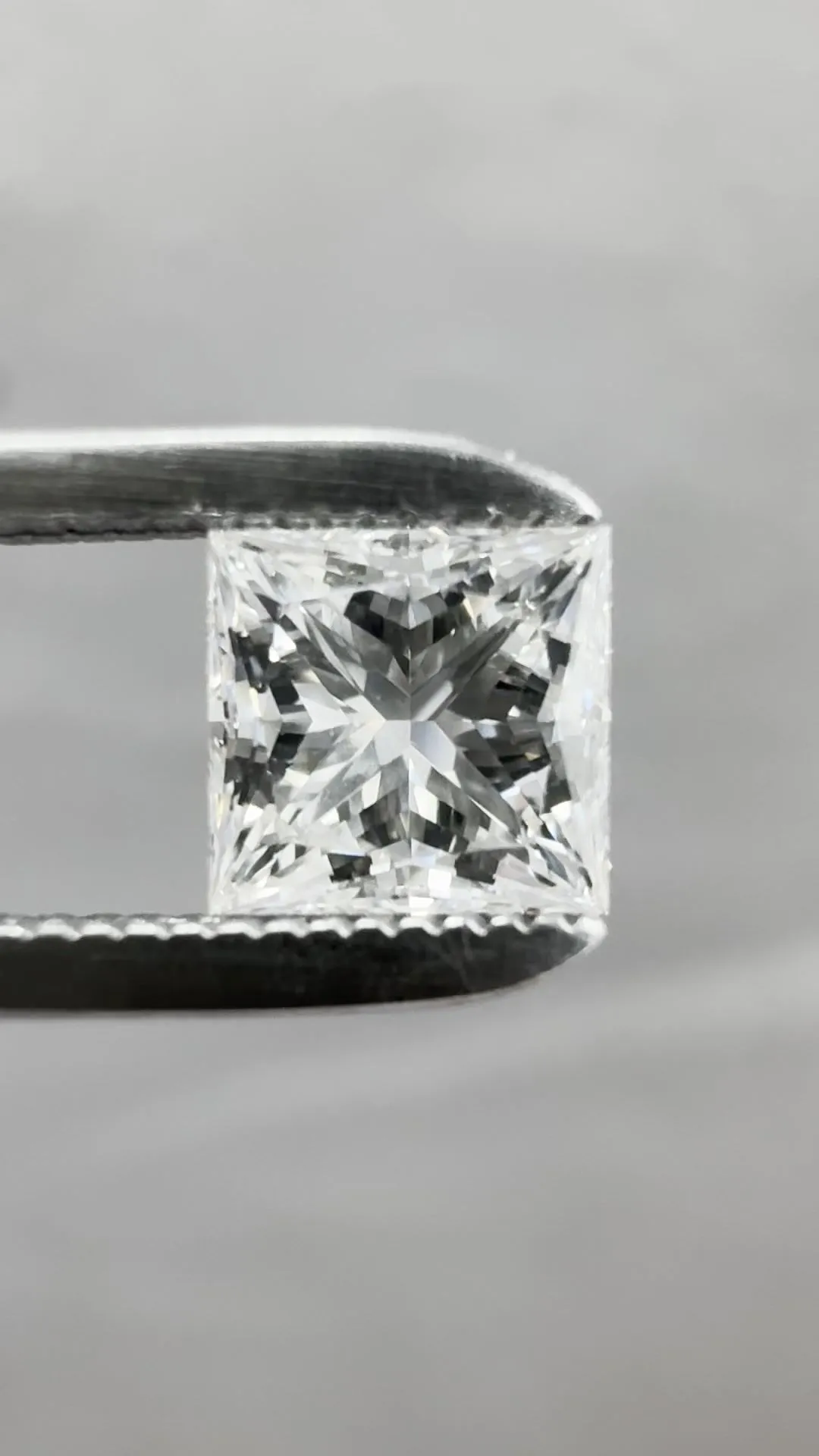 0.57ct PRINCESS E VVS2 Natural diamond