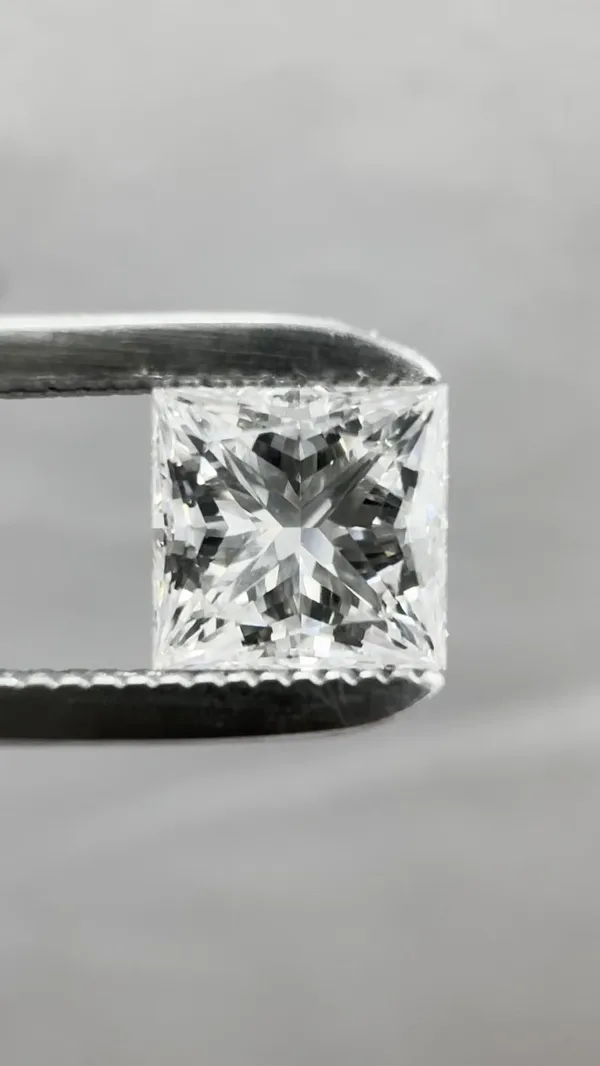 0.57ct PRINCESS E VVS2 Natural diamond
